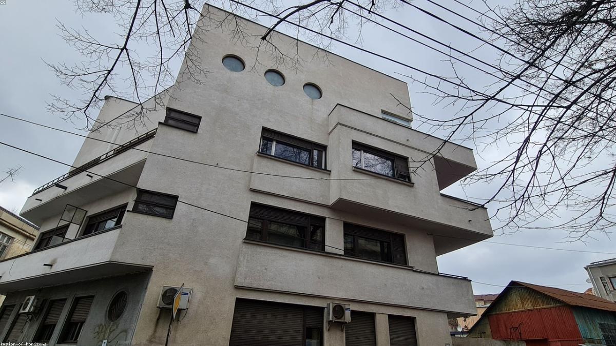 Fachada Sem Portão em Condomínio Fechado: Jardins Abertos, Acesso Fluido e Segurança